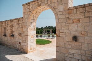 Terrace/patio - Charming Family Retreat in a stone farmhouse with Private Pool in Itria Valle (Ceglie Messapica)