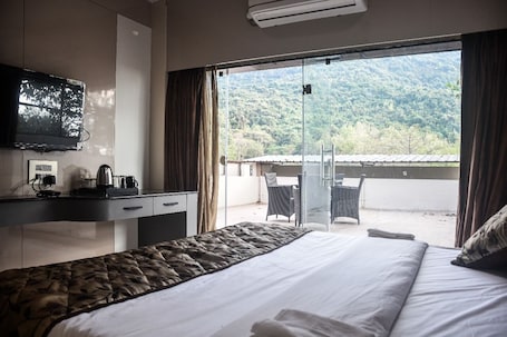 Soundproofing, iron/ironing board, free WiFi, bed sheets. HOTEL HELLO JEYPORE