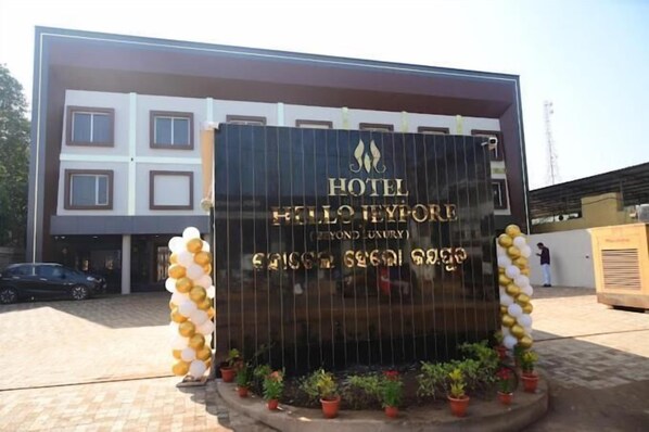 A hotel sign with the name "HOTEL HELLO NEWFORE" and "HOTEL NEWFORE (YOND LUXURY)" written on it. - HOTEL HELLO JEYPORE (Jaypur)