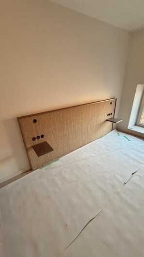 ميني بار وخزنة داخل الغرفة ومكتب وتجهيزات عازلة للصوت