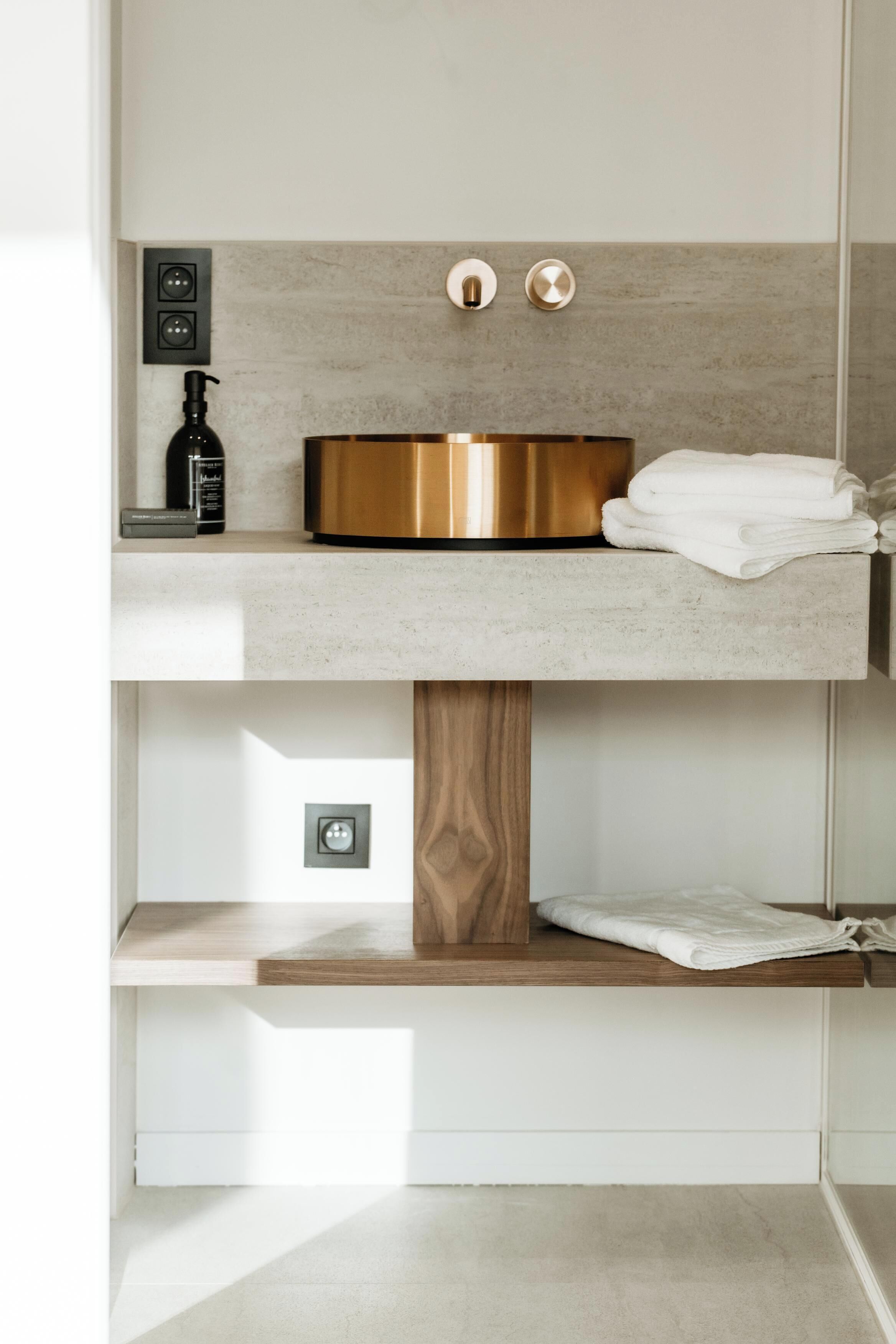 Habitación doble | Baño | Amenidades de baño gratuitas, secadora de cabello, toallas, jabón 