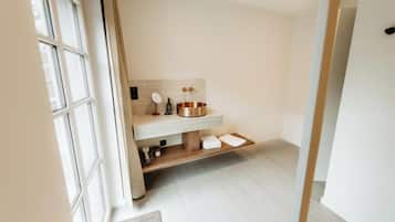 Chambre Double Supérieure, vue jardin | Salle de bain | Articles de toilette gratuits, sÚche-cheveux, serviettes fournies, savon