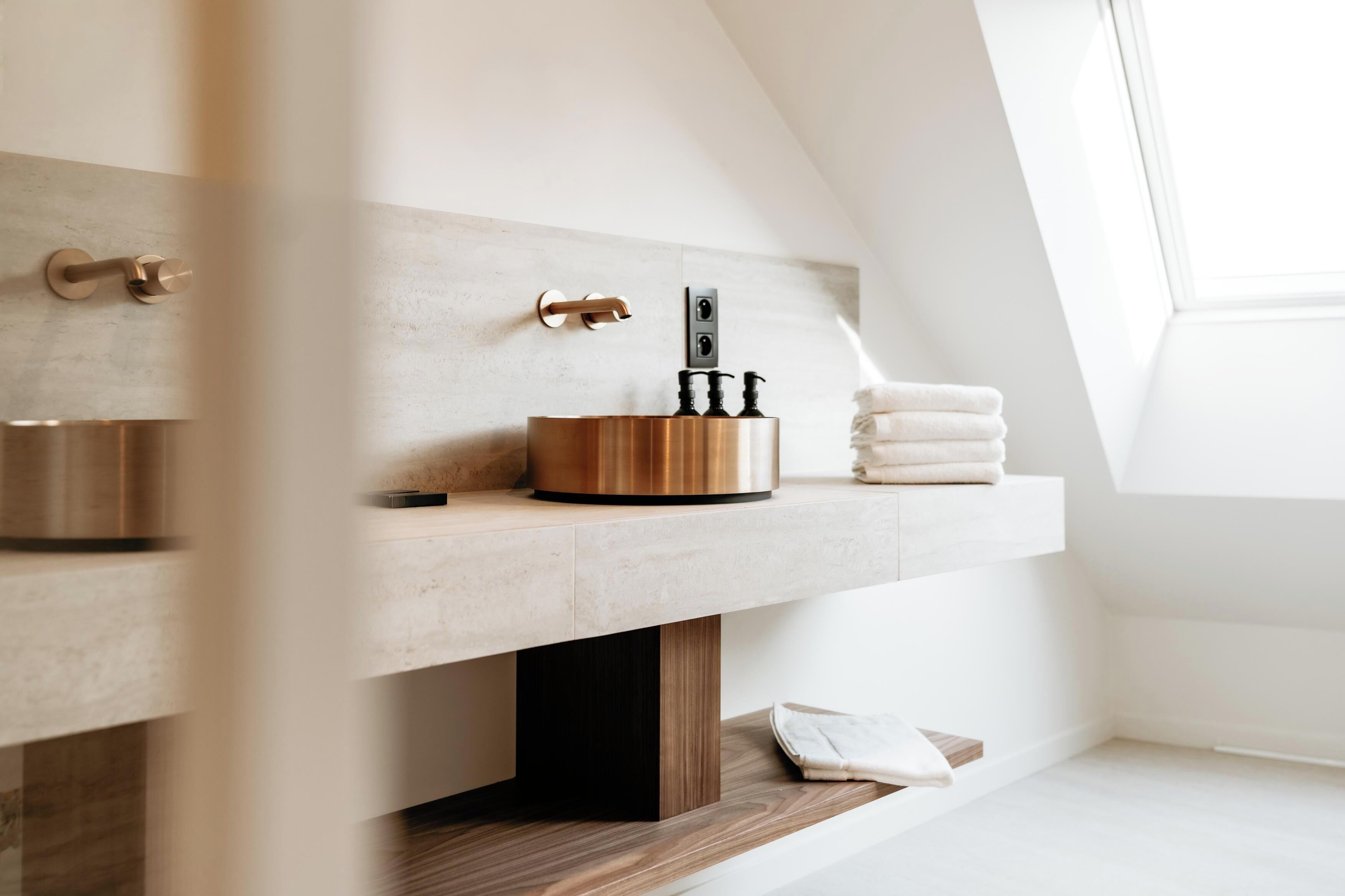 Familiekamer, uitzicht op tuin | Badkamer | Gratis toiletartikelen, een haardroger, handdoeken, zeep