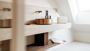 Family Room, Garden View | Bathroom - Alfred Hotel & Gastro Bar (Marche-en-Famenne)