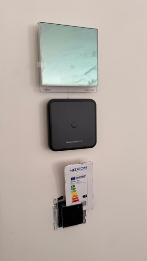 ميني بار وخزنة داخل الغرفة ومكتب وتجهيزات عازلة للصوت