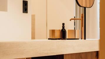 ميني بار وخزنة داخل الغرفة ومكتب وتجهيزات عازلة للصوت