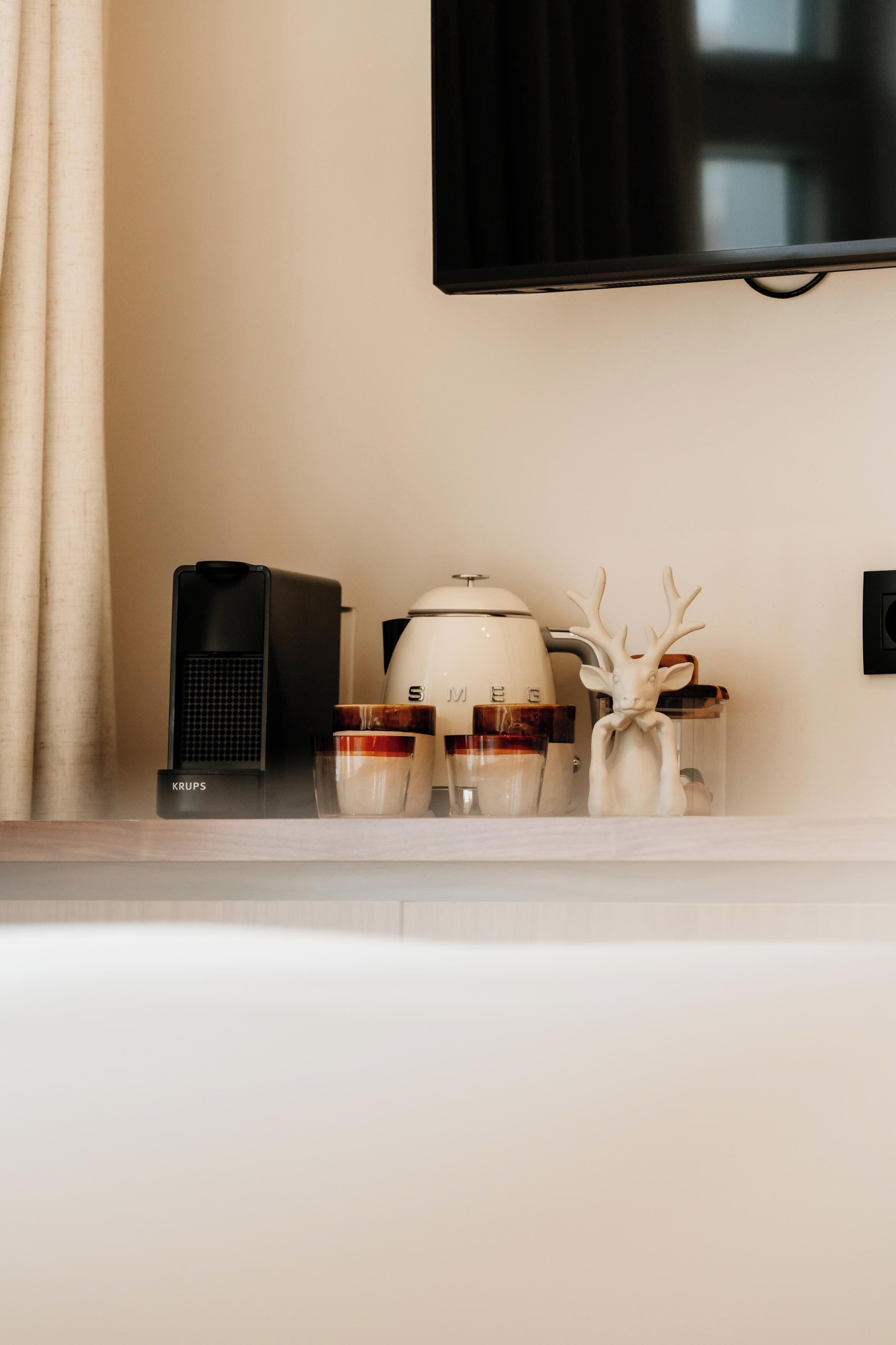 ميني بار وخزنة داخل الغرفة ومكتب وتجهيزات عازلة للصوت