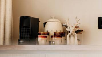 ميني بار وخزنة داخل الغرفة ومكتب وتجهيزات عازلة للصوت