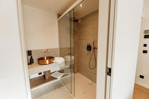 Double Room | Bathroom | Free toiletries, hair dryer, towels, soap - Alfred Hotel & Gastro Bar (Marche-en-Famenne)