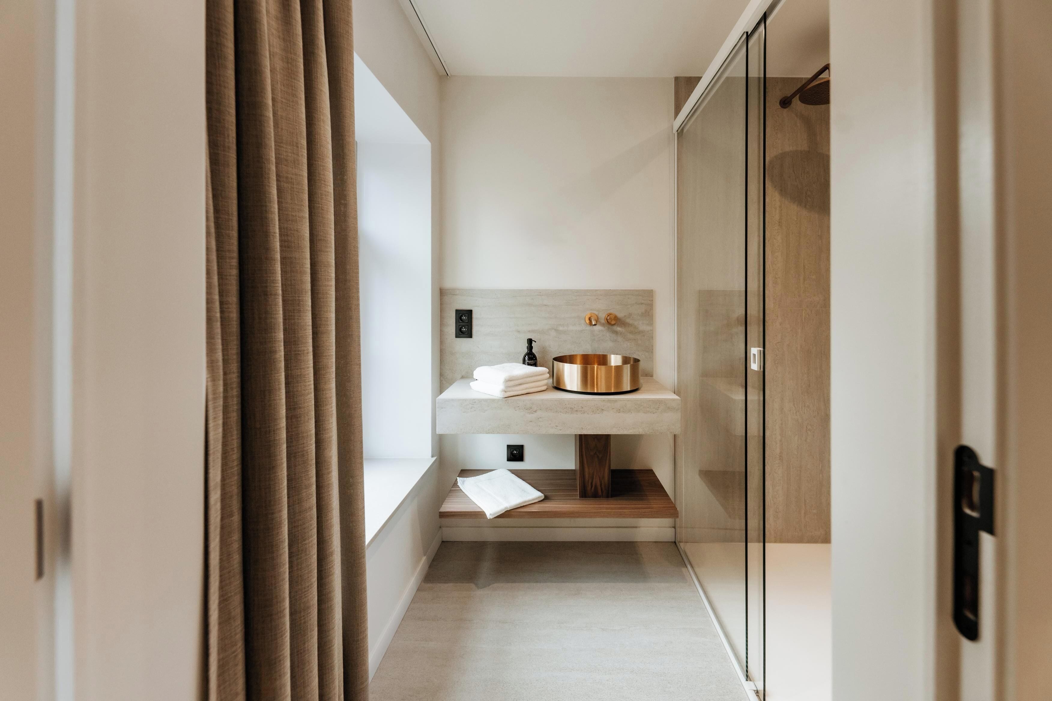 Superior tweepersoonskamer | Badkamer | Gratis toiletartikelen, een haardroger, handdoeken, zeep
