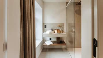 Superior Double Room | Bathroom | Free toiletries, hair dryer, towels, soap