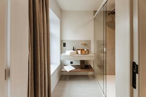 Kamar Double Superior | Kamar mandi | Perlengkapan mandi gratis, pengering rambut, handuk, dan sabun