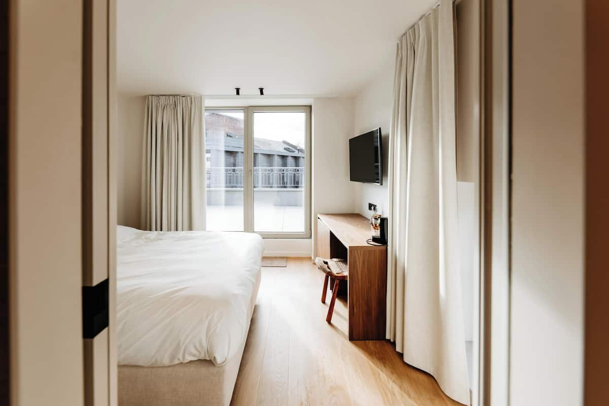 Double Room | Minibar, in-room safe, desk, soundproofing