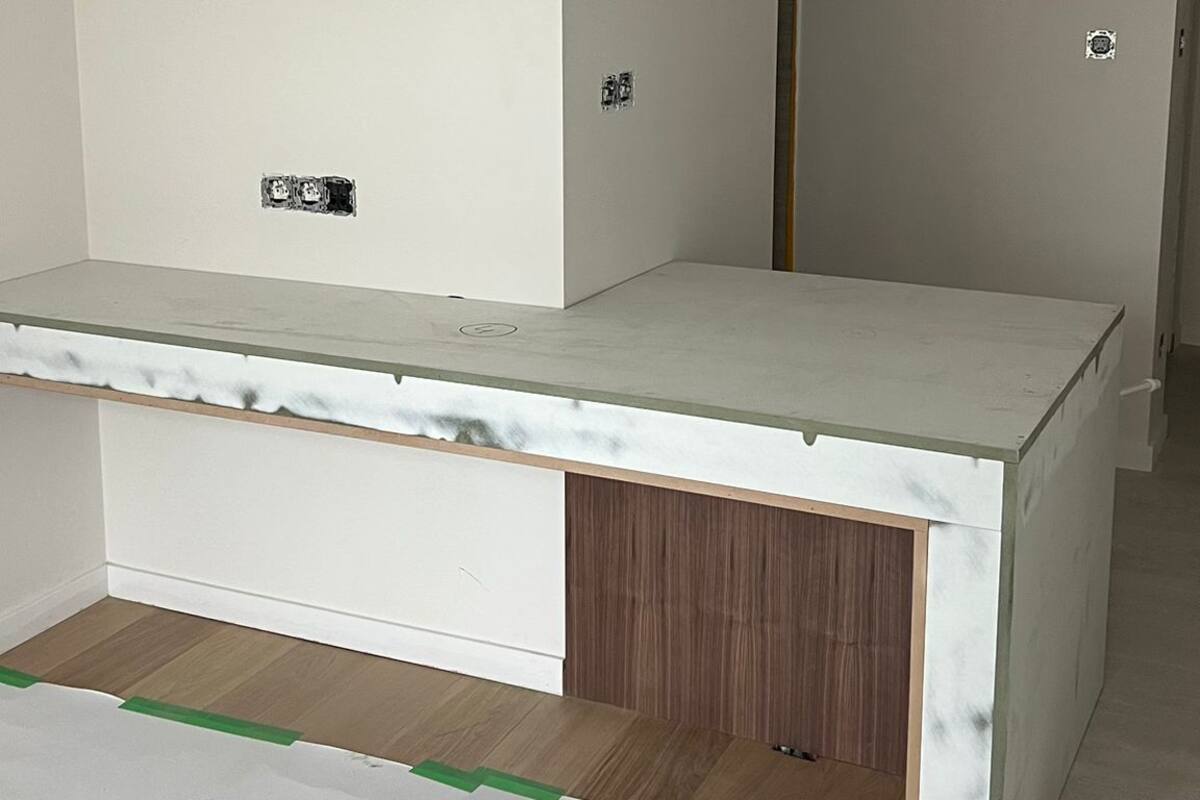 ميني بار وخزنة داخل الغرفة ومكتب وتجهيزات عازلة للصوت