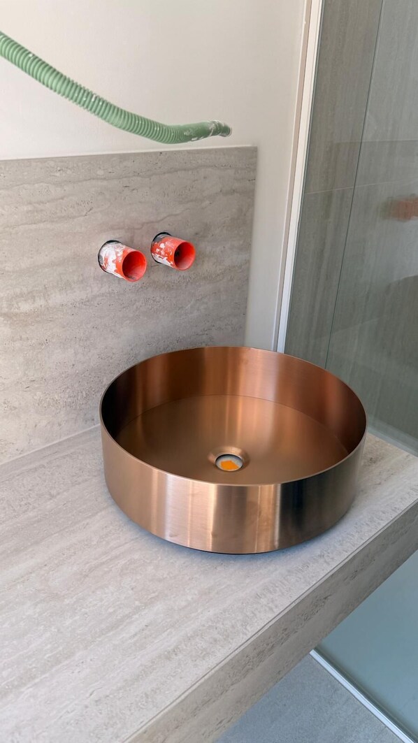 ميني بار وخزنة داخل الغرفة ومكتب وتجهيزات عازلة للصوت