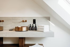 Family Room, Garden View | Bathroom | Free toiletries, hair dryer, towels, soap - Alfred Hotel & Gastro Bar (Marche-en-Famenne)