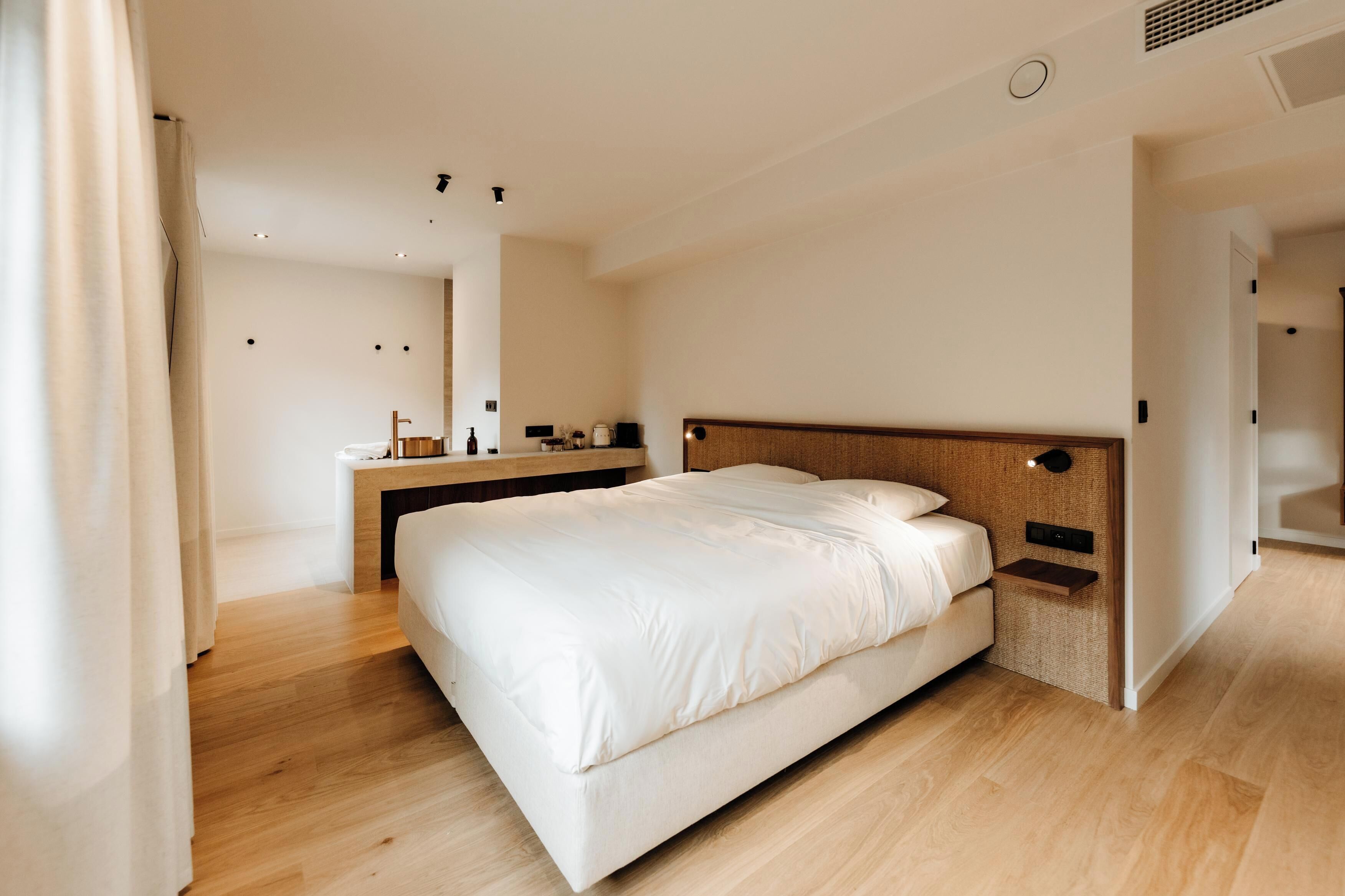 Superior Double Room, City View | Minibar, in-room safe, desk, soundproofing