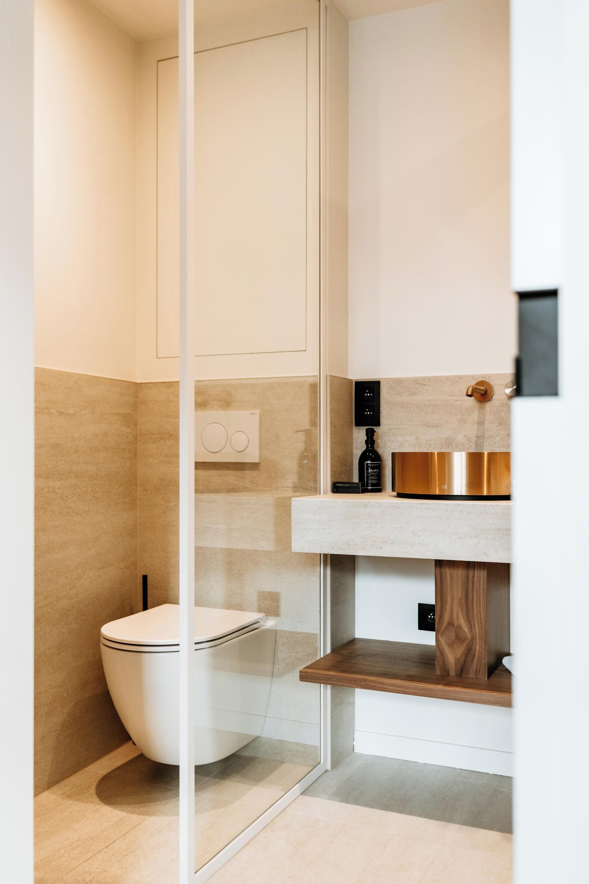Une salle de bain moderne équipée de toilettes, d’un lavabo et d’un espace douche.