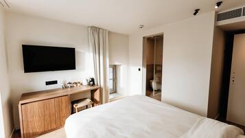 ميني بار وخزنة داخل الغرفة ومكتب وتجهيزات عازلة للصوت