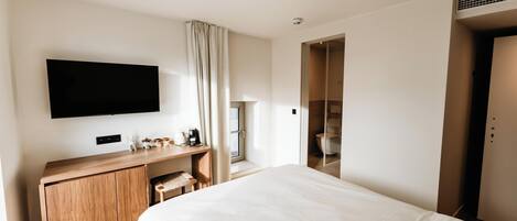 雙人房 | 迷你吧、客房內保險箱、書桌、隔音