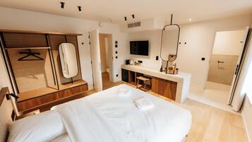 Standard-dobbeltværelse | Minibar, pengeskab på værelset, skrivebord, lydisolering