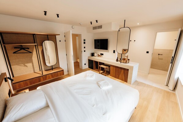 Standard Double Room | Minibar, in-room safe, desk, soundproofing