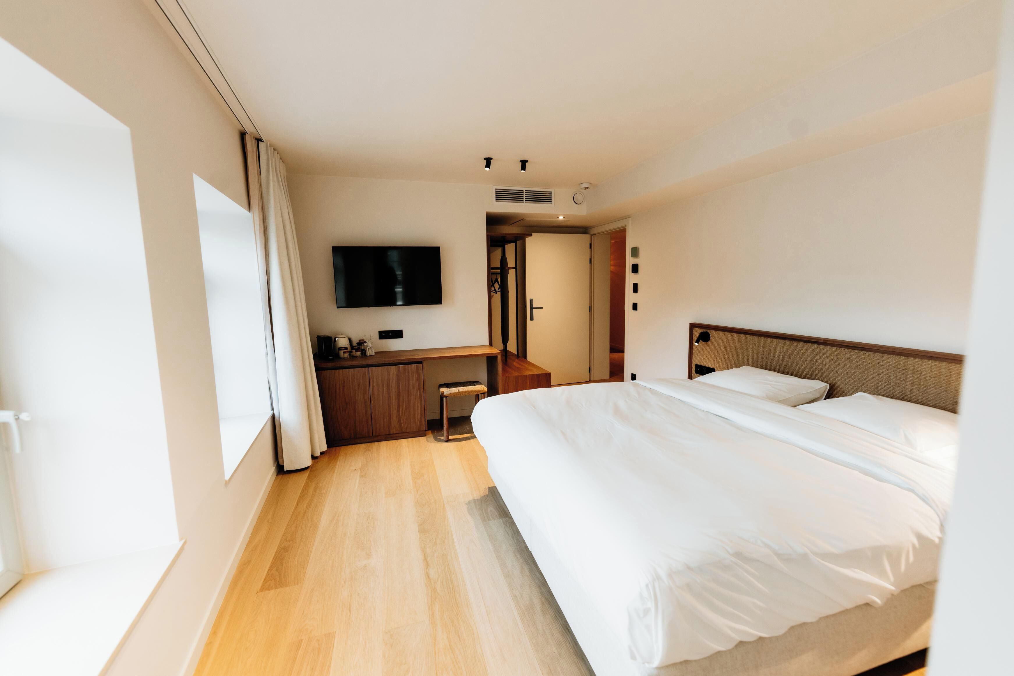 Superior Double Room, Garden View | Minibar, in-room safe, desk, soundproofing
