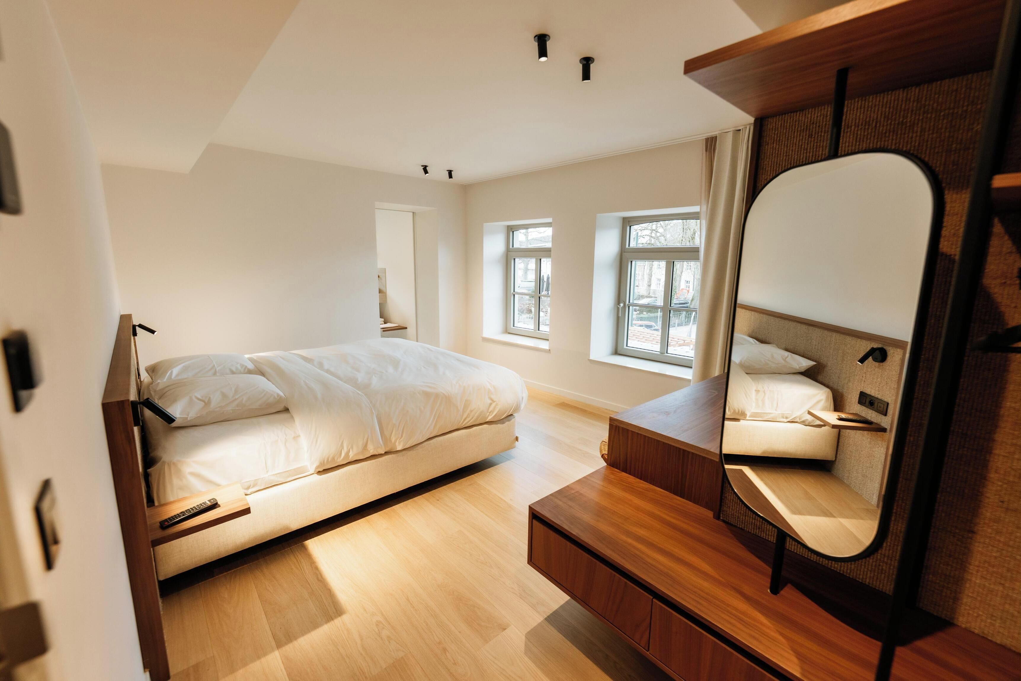 Superior tweepersoonskamer, uitzicht op tuin | Een minibar, een kluis op de kamer, een bureau, geluiddichte muren