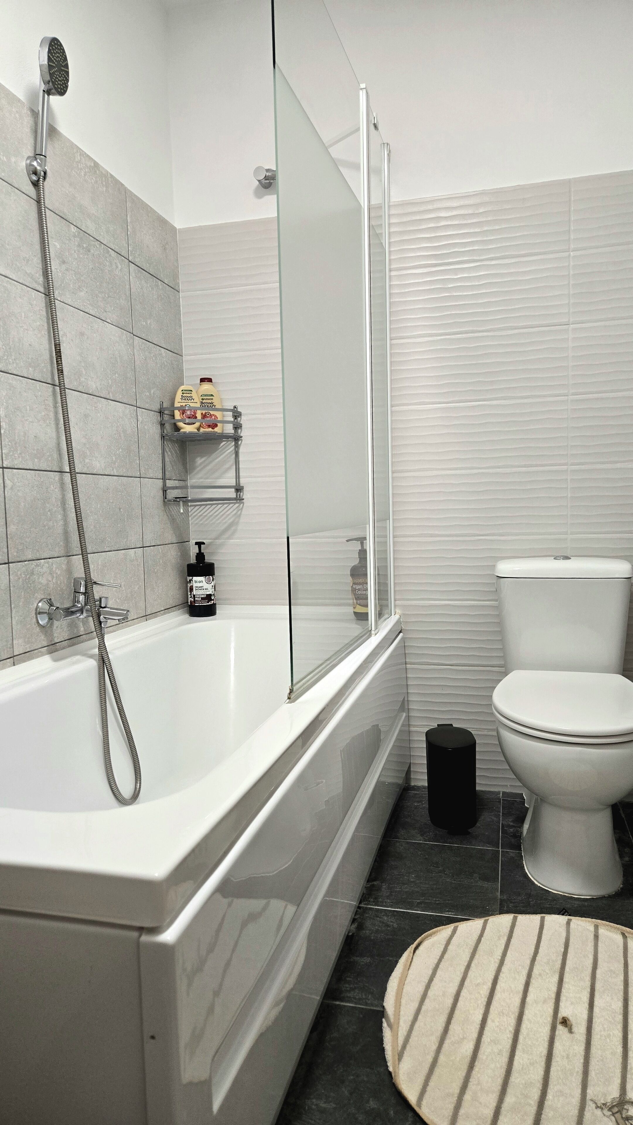 Douche, sèche-cheveux, serviettes fournies, savon