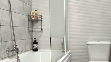 Douche, sèche-cheveux, serviettes fournies, savon