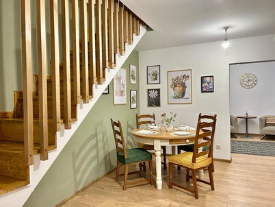 《 Mezzanine 25 》Cozy townhouse near Old Town