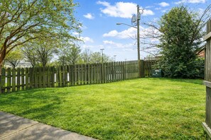 Property grounds - Monthly Central Condo, 10 min to Beach (Virginia Beach)
