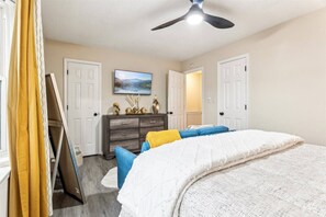 Desk, WiFi, bed sheets - Monthly Central Condo, 10 min to Beach (Virginia Beach)