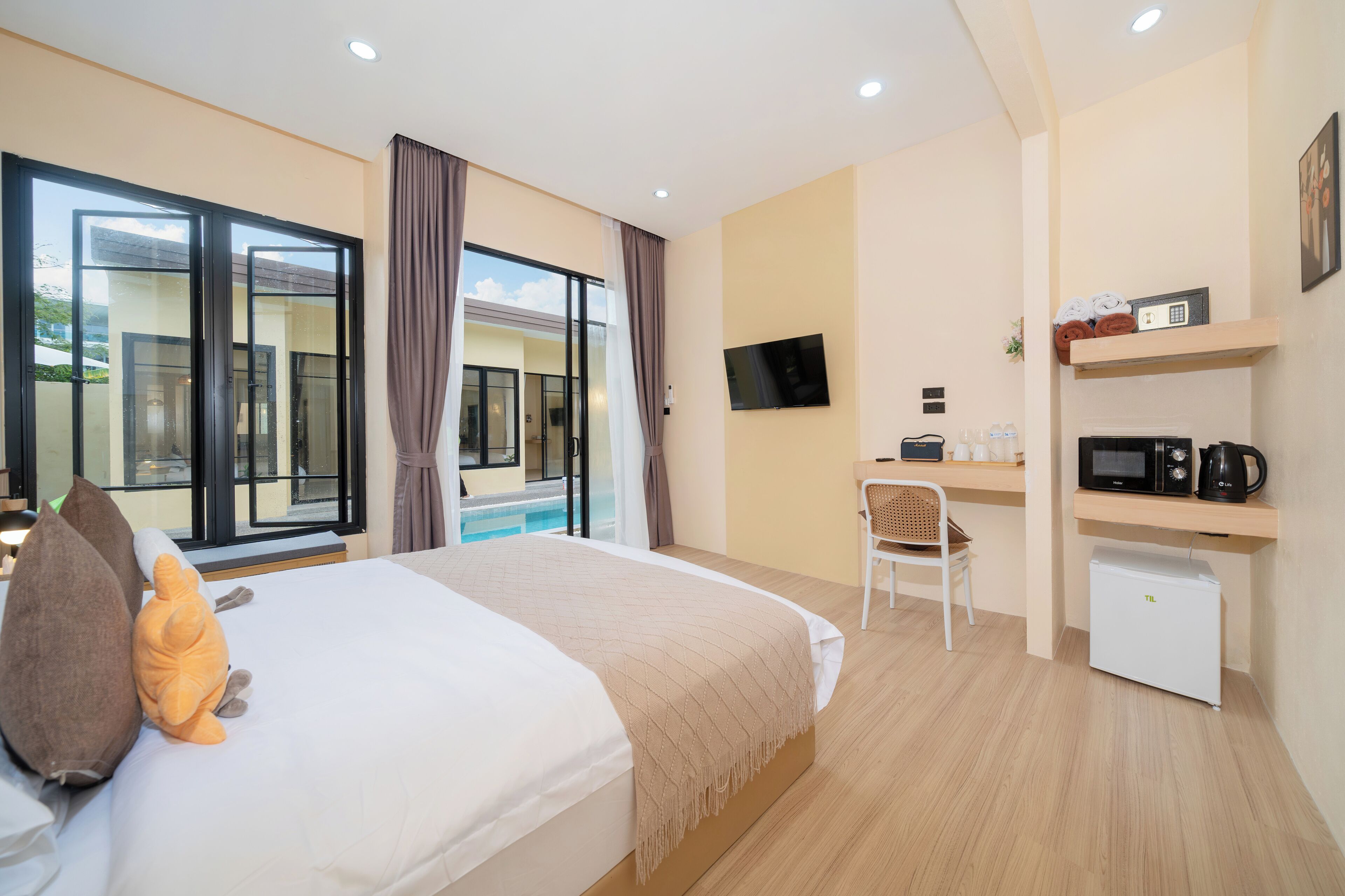 Phòng Suite Deluxe, quang cảnh hồ bơi | Két bảo mật tại phòng, truy cập Internet không dây miễn phí 