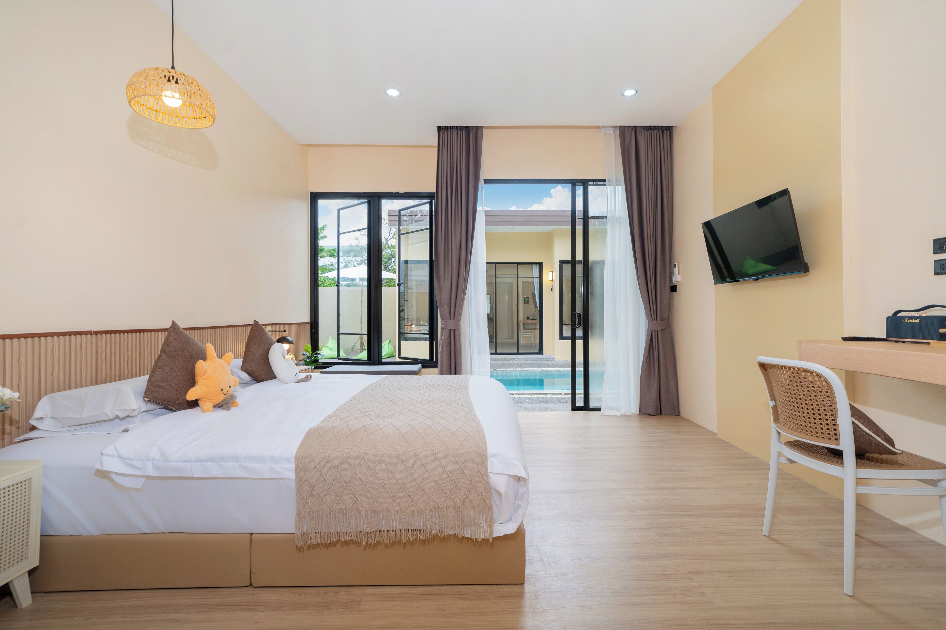 Deluxe Suite, Pool View | In-room safe, free WiFi, bed sheets