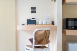 Phòng Suite Deluxe, quang cảnh hồ bơi | Két bảo mật tại phòng, truy cập Internet không dây miễn phí 