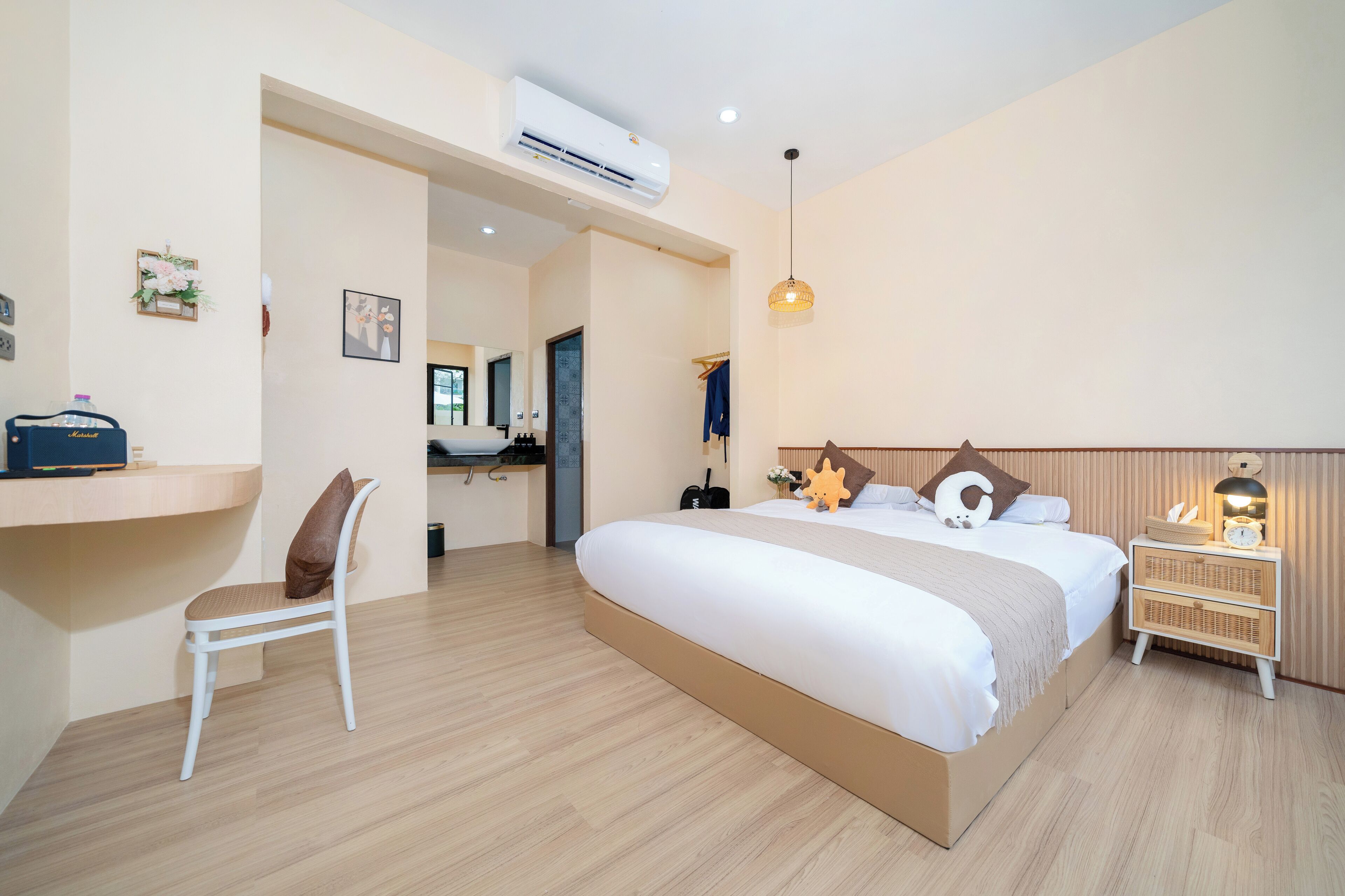 Deluxe Suite, Pool View | In-room safe, free WiFi, bed sheets