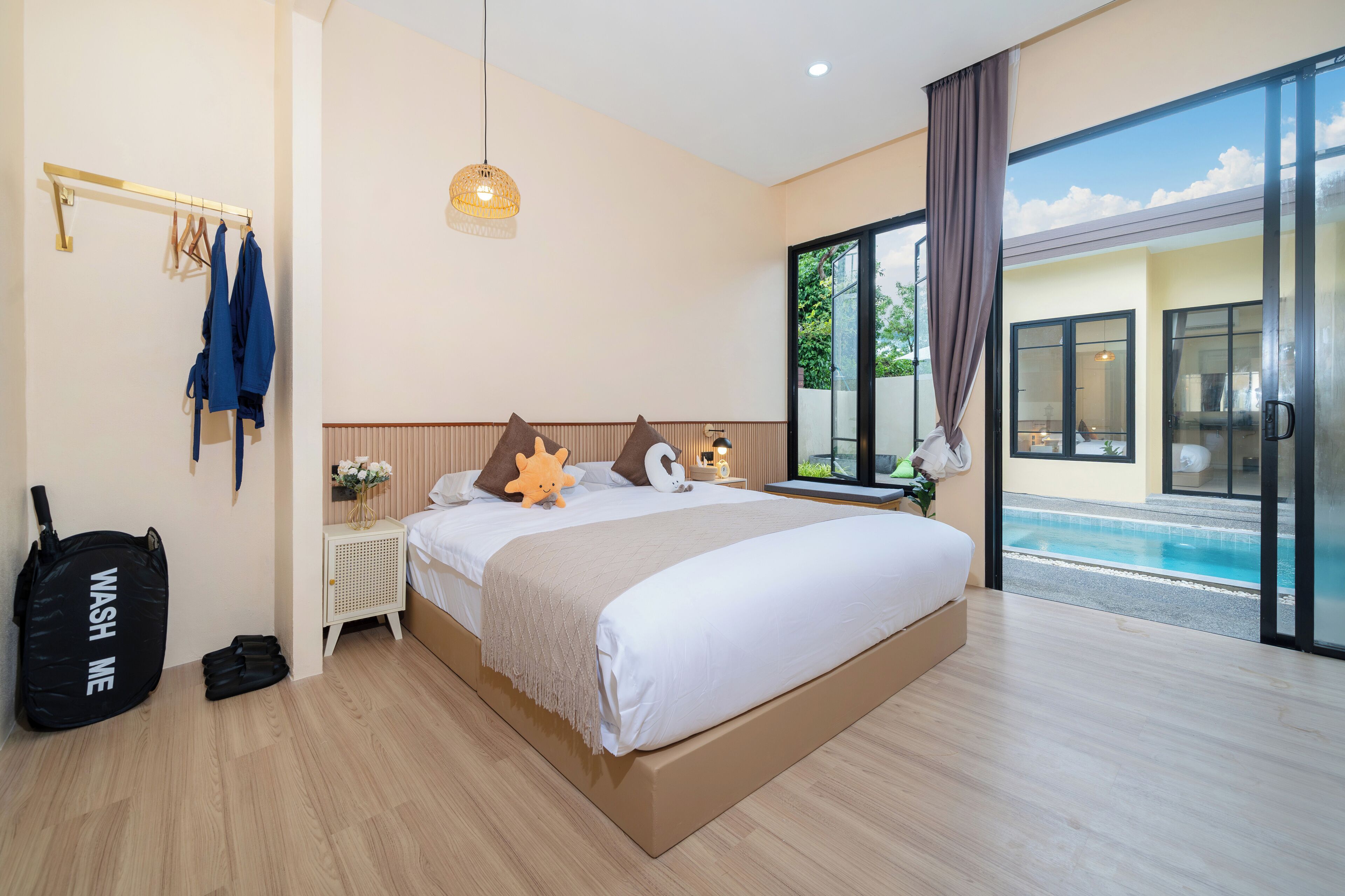 Suite Deluxe, vistes a la piscina | Caixa forta a l'habitació, wifi gratuïta i roba de llit 