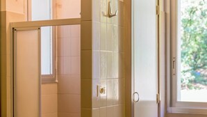 A bathroom with a toilet, a shower, and a window. - La Maison de l'Orbière - Suite (Forcé)
