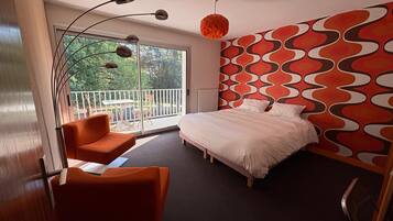 Escritorio, espacio para trabajar con laptop y wifi gratis