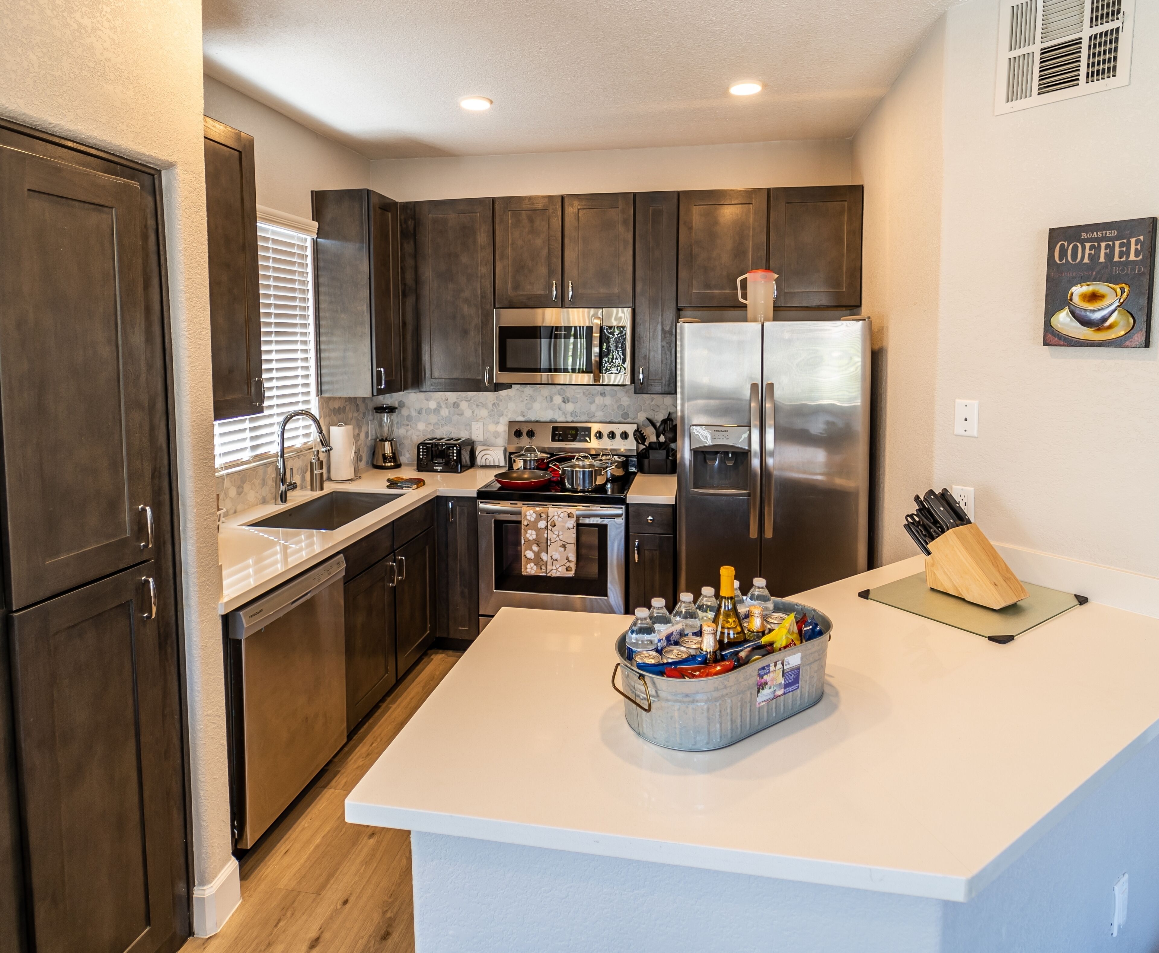 Refrigerador, microondas, horno, placa de cocina