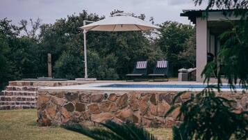 Utendørsbasseng, bassengparasoller og solsenger