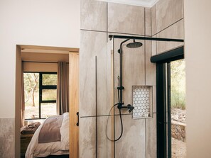 Saringa Cottage | Bathroom shower