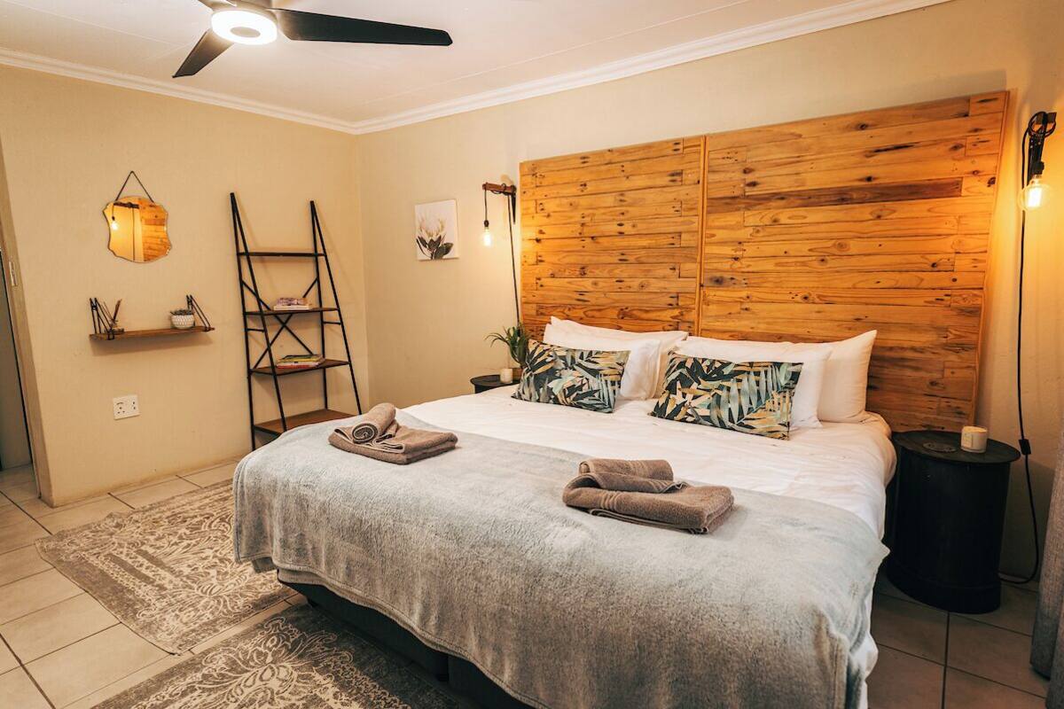 Estudio Confort | Cortinas blackout, tabla de planchar con plancha y wifi gratis