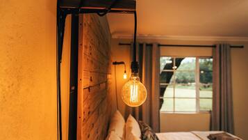 Estudio Confort | Cortinas blackout, tabla de planchar con plancha y wifi gratis