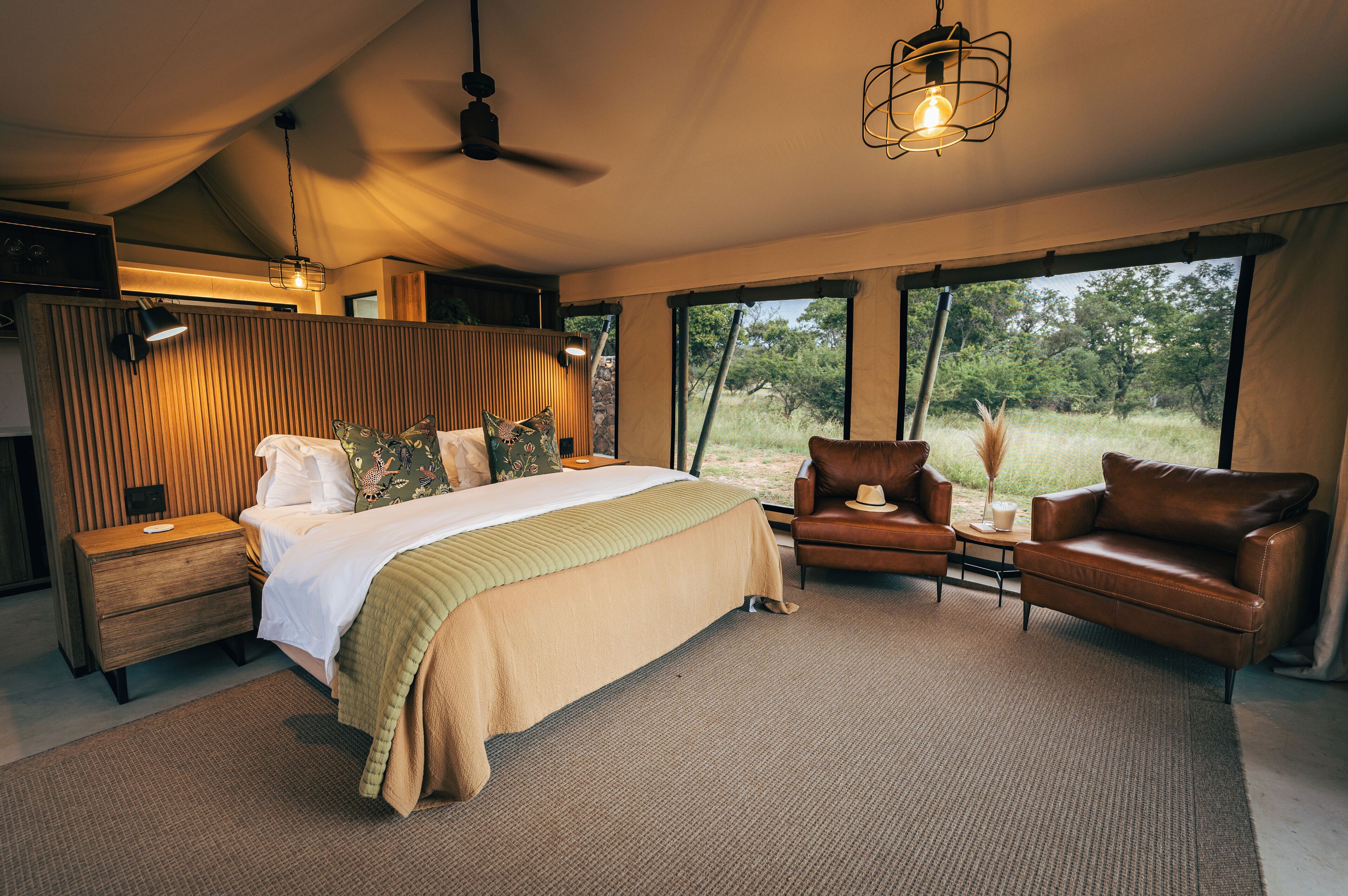 Tenda de campanya de luxe | Cortines opaques, planxa i posts de planxar i wifi gratuïta 