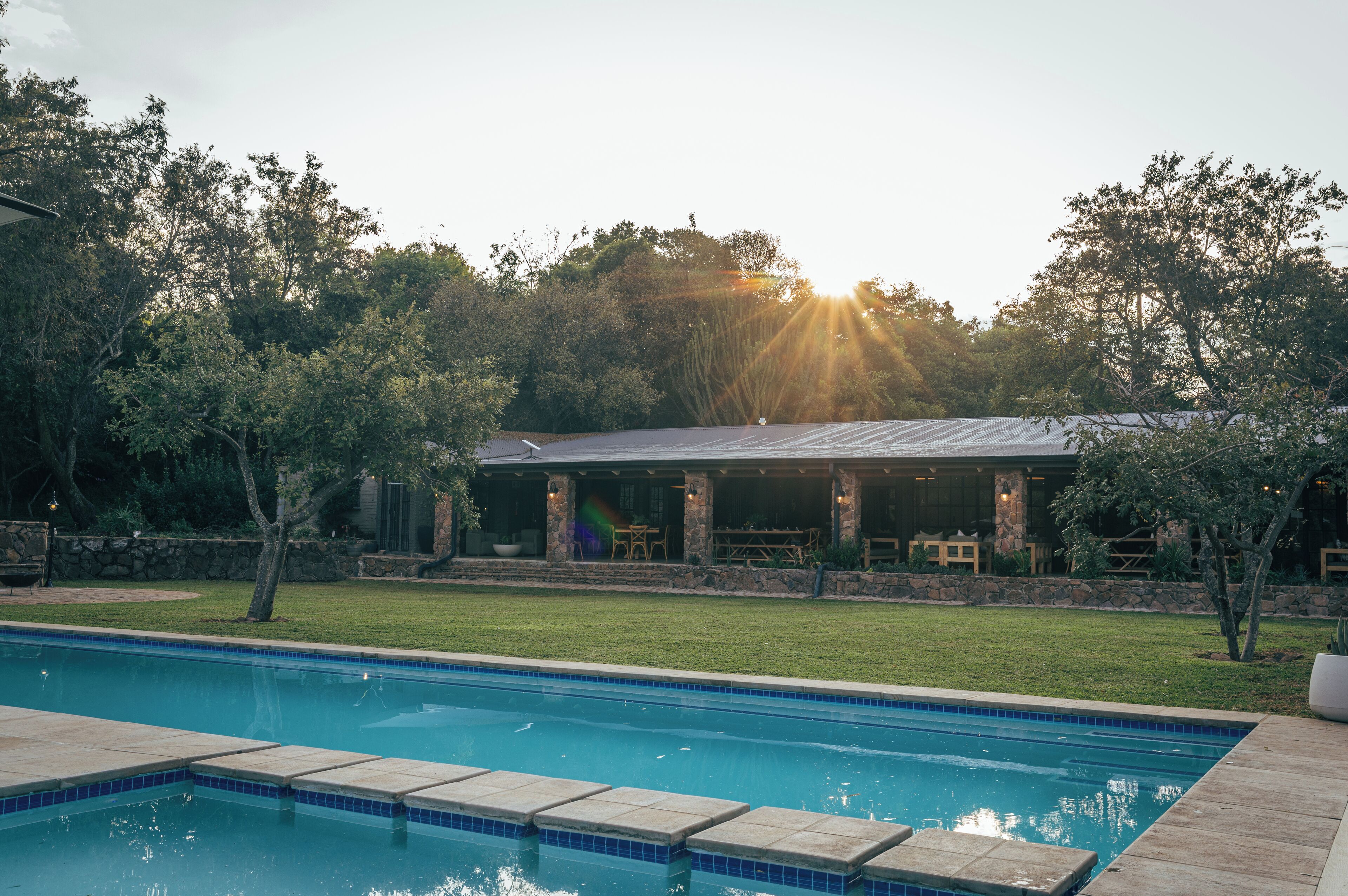 室外游泳池，提供泳池遮陽傘和日光浴躺椅