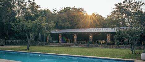 Piscine extérieure, parasols de plage, chaises longues