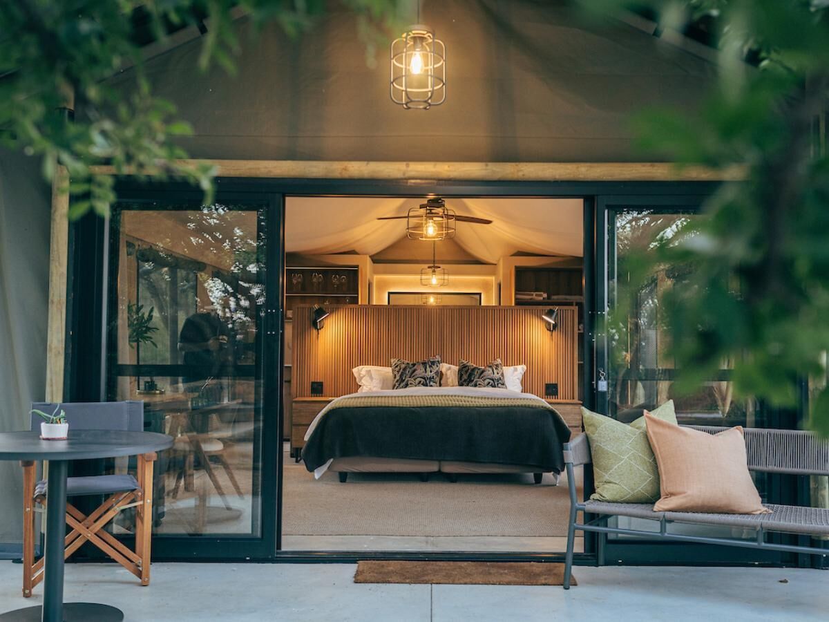 Hideout Luxury Tent | Decoración personalizada, muebles diferentes y escritorio 