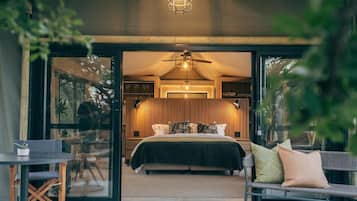 Hideout Luxury Tent | Decoración personalizada, muebles diferentes y escritorio